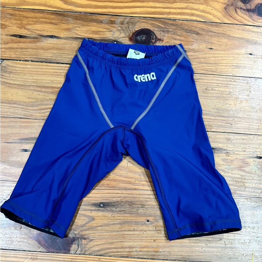 Arena men’s 28